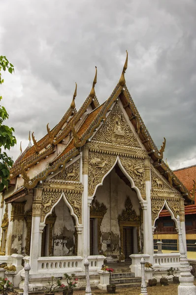 Temple Phetchaburi avec ciel lunatique — Photo