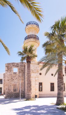 Lerapetra Türk Camii ve palmiye ağaçları