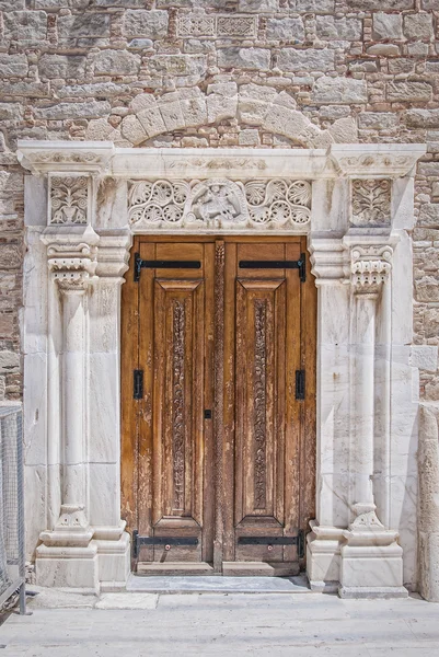 Puertas de madera con puerta de mármol — Foto de Stock