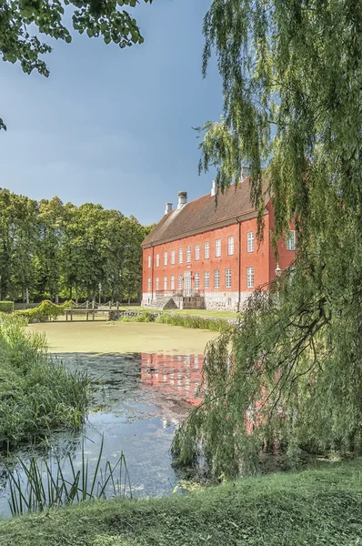 Hviderup Slott with reflection in moat. — Stock Photo, Image