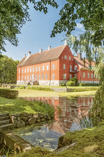 Hviderup Slott durch die Bäume — Stockfoto