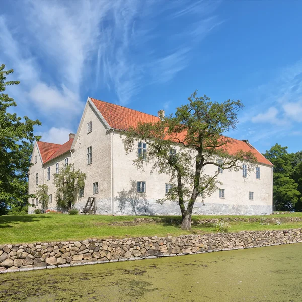 Tommarps Kungsgard Slott and moat — стокове фото