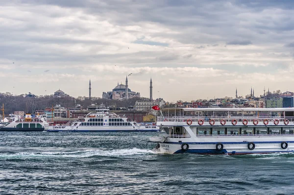 Färjetrafik på Bosporen — Stockfoto