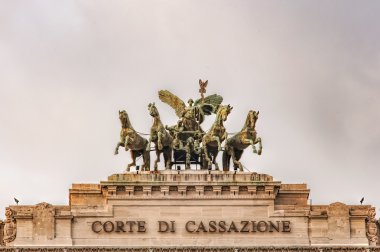 Roma Palazzo di Giustizia çatı heykeli