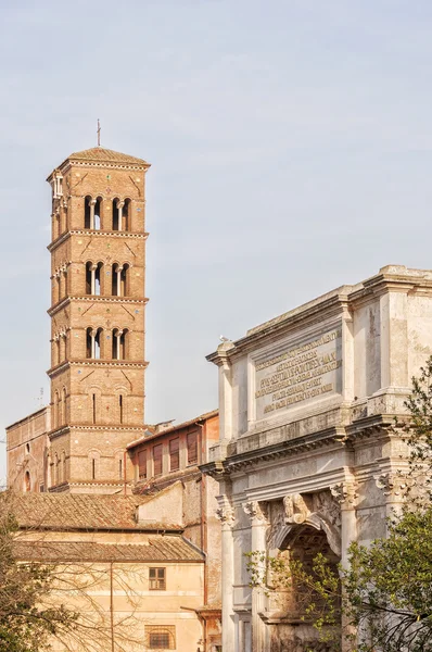 Arch, Titus és a Basilica di Santa Francesca Romana — Stock Fotó