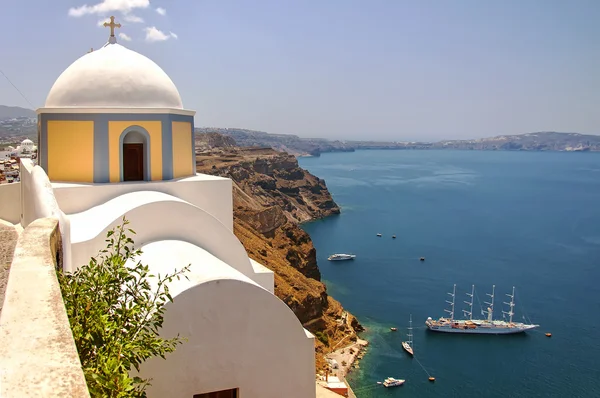 Fira church overlooking the caldera — Stock Photo, Image