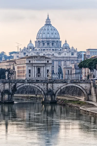 Roma Saint Peters Bazilikası alacakaranlıkta — Stok fotoğraf