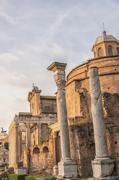 Rom tempel av Antoninus och Faustina — Stockfoto