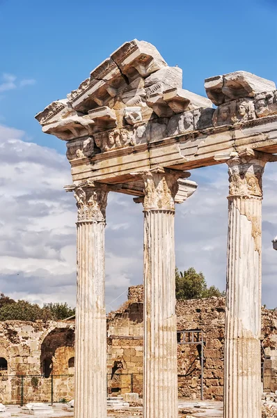 Templo de las ruinas de Apolo al lado — Foto de Stock