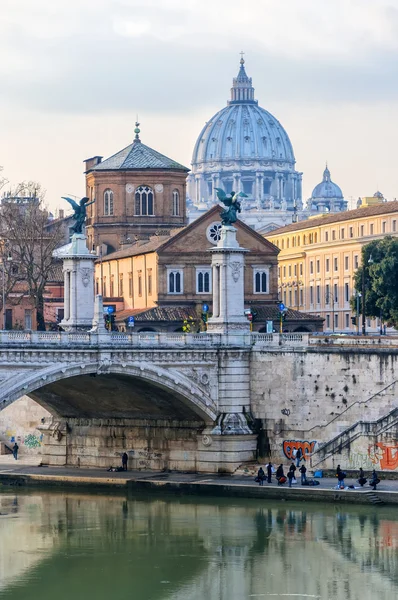 Rome Saint Peters Basilica from the tiber — Stock Photo, Image