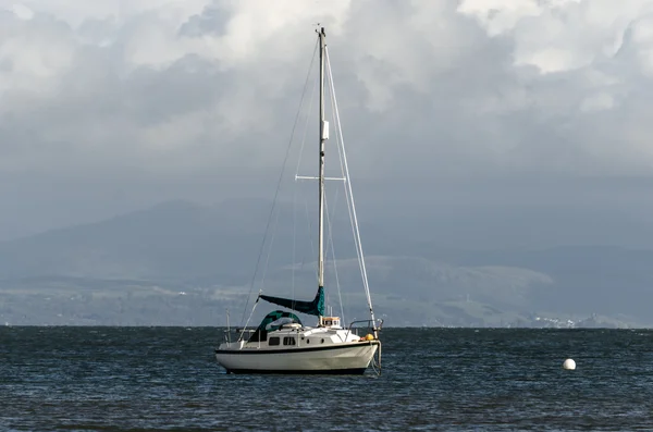 Yacht på Anchot Stockfoto