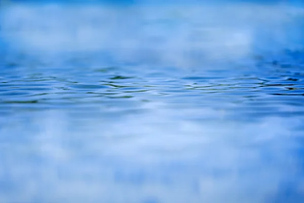 蓝水背景 — 图库照片