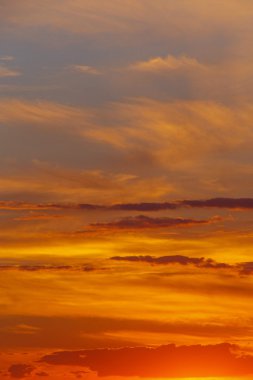 gün batımında gökyüzünde bulutlar