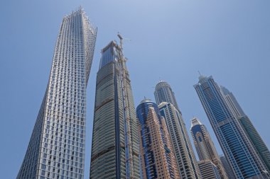 Mavi gökyüzü üzerinde Dubai'deki gökdelenler