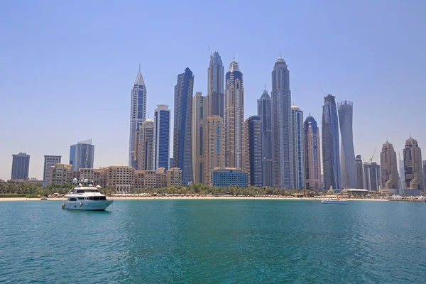 Stranden i stadsdelen Marina i Dubai — Stockfoto