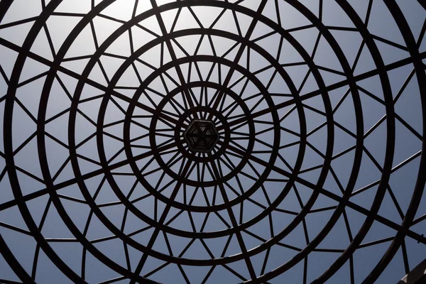 Декоративный металлический купол — стоковое фото