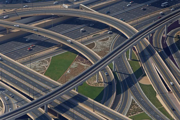 DUBAI, Emirados Árabes Unidos - 20 de maio de 2016: vista sobre o viaduto rodoviário — Fotografia de Stock