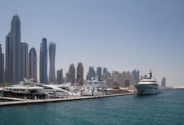 Dubai, Förenade Arabemiraten - 15 maj 2016: båtar framför tornen i stadsdelen Marina — Stockfoto