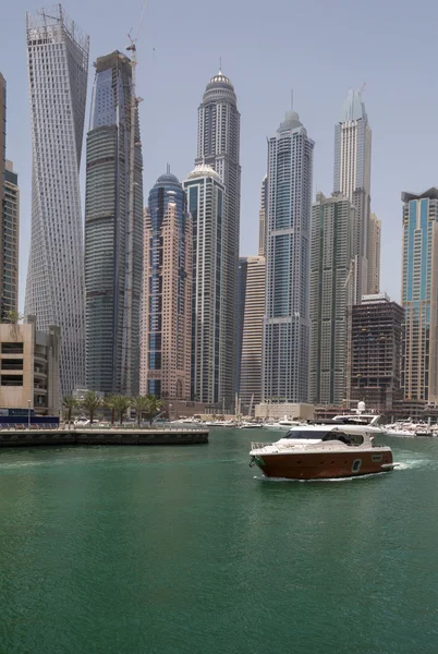 Dubai, Förenade Arabemiraten - 12 maj 2016: motorbåt i viken i Marina district — Stockfoto