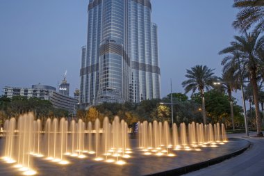 Dubai, Birleşik Arap Emirlikleri - 11 Mayıs 2016: Uluslararası Dubai Kongre ve Sergi Sarayı Kulesi önünde çeşme