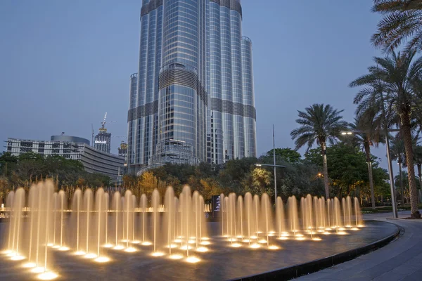 DUBAI, UAE - MAY 11, 2016: fountain in front of Burj Khalifa tower — Stock Photo, Image