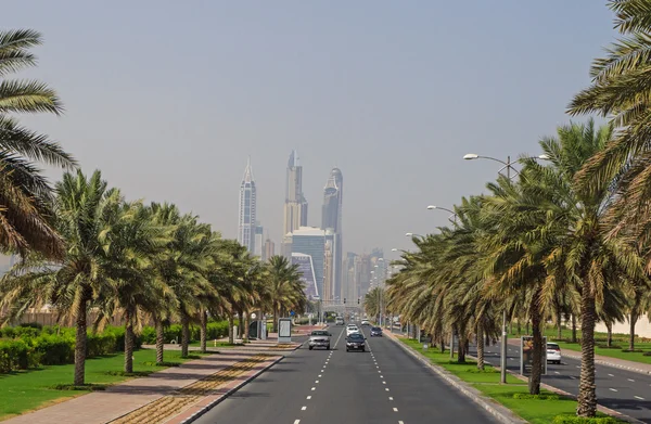 DUBAI, Emiratos Árabes Unidos - 14 de mayo de 2016: carretera en el distrito de Jumeirah — Foto de Stock