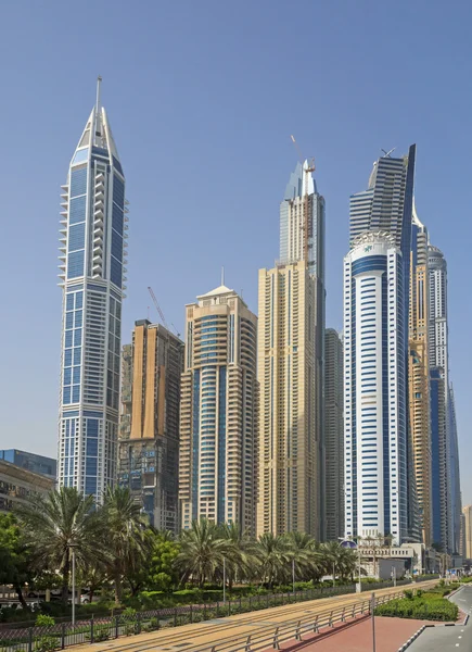 DUBAI, Emiratos Árabes Unidos - 14 de mayo de 2016: torres en el distrito Marina — Foto de Stock