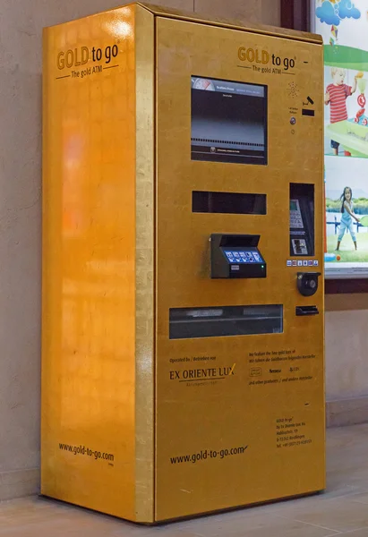 DUBAI, UAE - MAY 14, 2016: Gold to go ATM — Stock Photo, Image