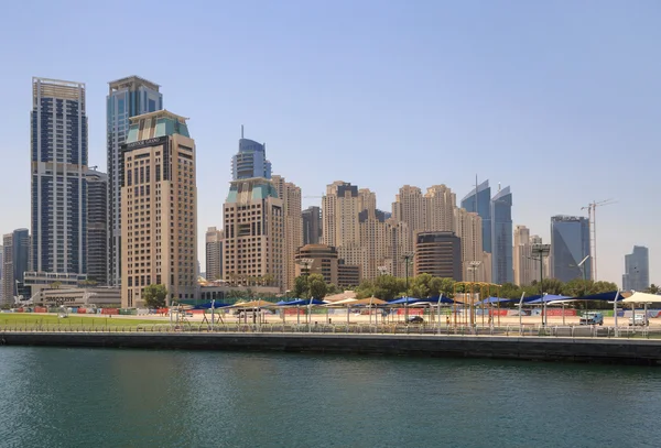 Dubai, Förenade Arabemiraten - 15 maj 2016: åsynen av Dubai Marina district — Stockfoto