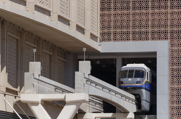 Dubai, Ηνωμένα Αραβικά Εμιράτα - 15 Μαΐου 2016: Palm Jumeirah υπέργειο σιδηρόδρομο — Φωτογραφία Αρχείου