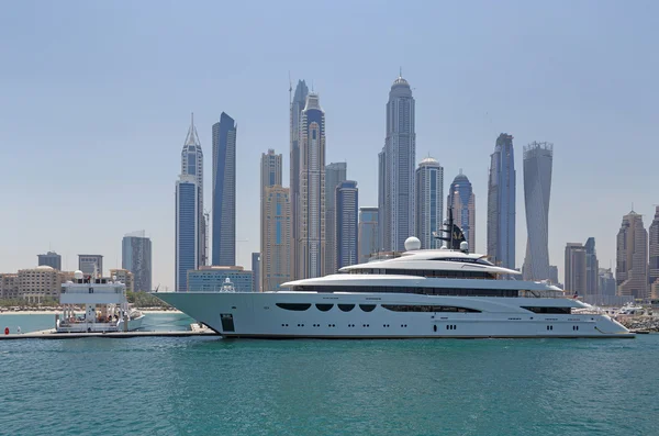 DUBAI, Emiratos Árabes Unidos - 15 de mayo de 2016: yate de lujo —  Fotos de Stock
