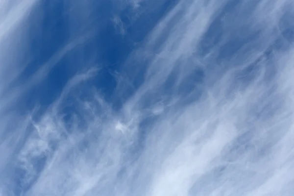 Nuages dans un ciel bleu — Photo