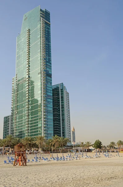 DUBAI, Emirados Árabes Unidos - 11 de maio de 2016: praia no hotel — Fotografia de Stock