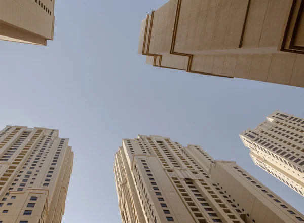 DUBAI, Emirados Árabes Unidos - 11 de maio de 2016: topos de torres — Fotografia de Stock