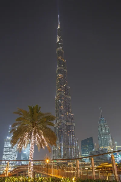 DUBAI, Emirados Árabes Unidos - 11 de maio de 2016: Torre Burj Khalifa à noite — Fotografia de Stock