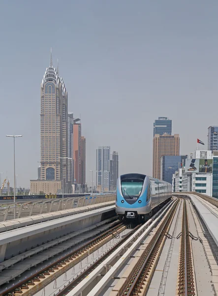 迪拜，阿联酋-2016 年 5 月 12 日︰ 地铁列车 — 图库照片