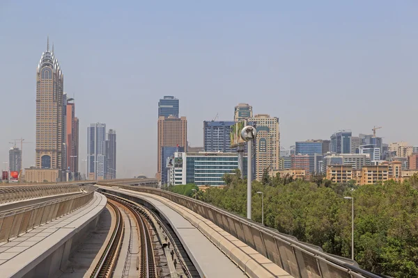 Dubai, Förenade Arabemiraten - 12 maj 2016: åsynen av staden — Stockfoto