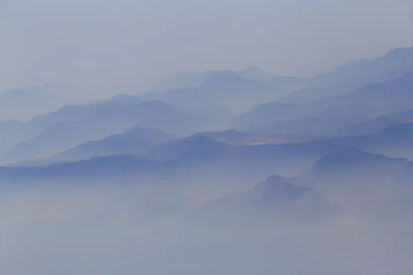 Dağlar ve volkan ile manzara — Stok fotoğraf