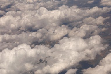 yağmur bulutları üzerinde göster