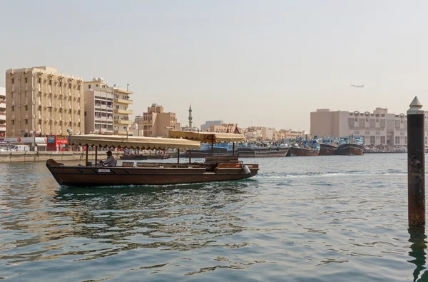 Dubai, Förenade Arabemiraten - 17 maj 2016: abra — Stockfoto