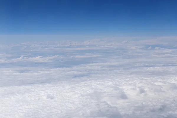 Blick auf Wolken aus dem Flugzeug — Stockfoto