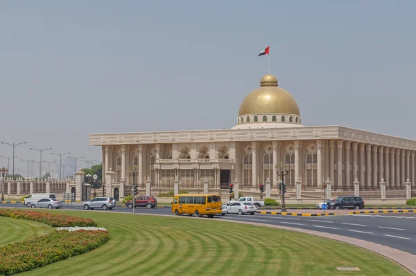 Sharjah, Spojené arabské emiráty - 16. května 2016: budova vlády — Stock fotografie