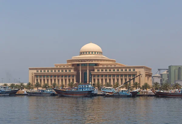 SHARJAH, Emiratos Árabes Unidos - 16 de mayo de 2016: Edificio de la Corte Superior —  Fotos de Stock