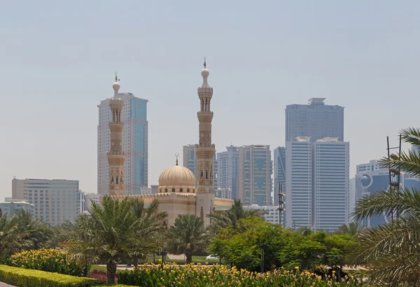 SHARJAH, Emiratos Árabes Unidos - 16 de mayo de 2016: Mezquita Al Qasba — Foto de Stock