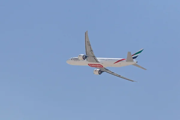DUBAI, EAU - 16 MAI 2016 : avion dans le ciel bleu — Photo