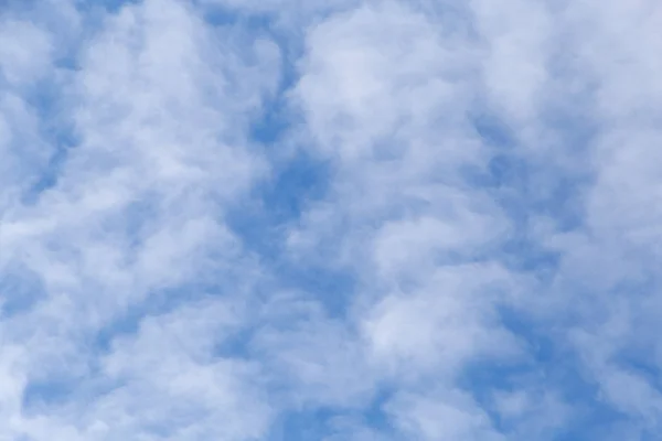 Nuages dans un ciel bleu — Photo