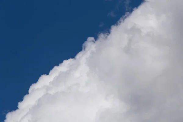Κοντινό Πλάνο Της Λεπτομέρειας Του Νέφους Βροχής Ενάντια Στον Γαλάζιο — Φωτογραφία Αρχείου