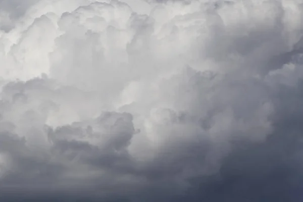 Närbild Grått Fluffigt Regnmoln Himmel — Stockfoto