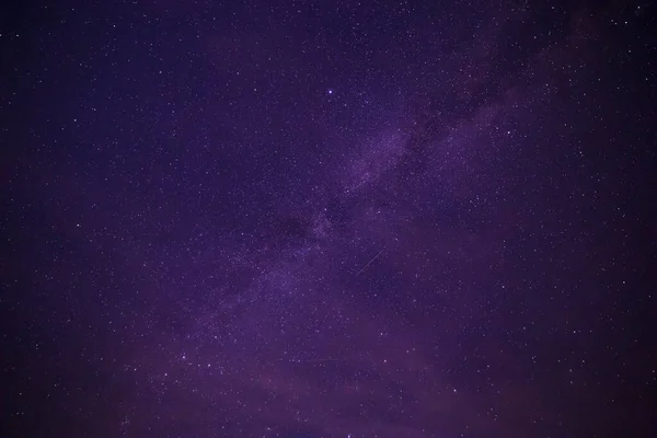 深紫色星空中的银河星系 — 图库照片