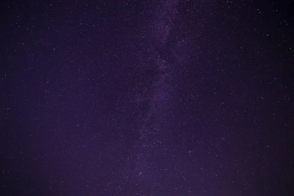 与银河星系在深紫色星夜的视野 — 图库照片